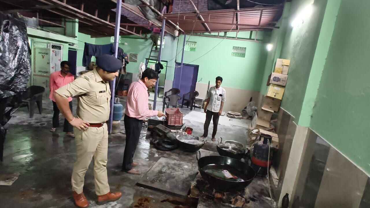 एसडीएम ने सीओ व फ़ूड इंस्पेक्टर के साथ बताशे के कारखाने में की औचक छापेमारी