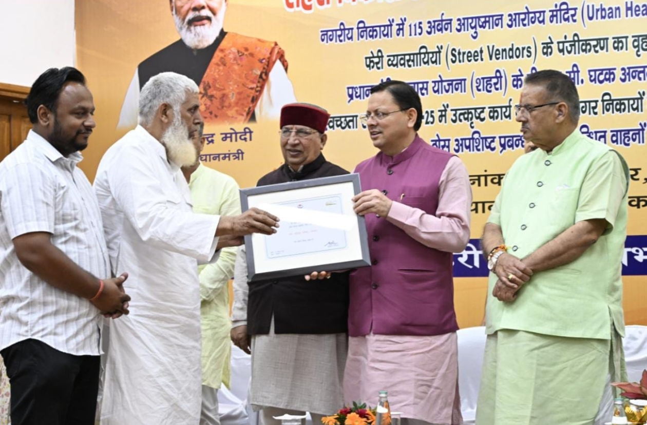 गौ ग्रास सेवा हेतु मुख्यमंत्री पुष्कर धामी ने रामनगर नगर पालिका चेयरमैन हाजी अकरम को सम्मानित किया