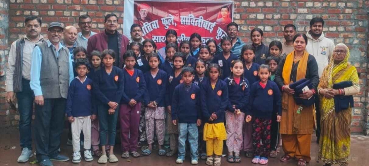 इंटरनेशनल पायनियर्स क्लब के द्वारा सावित्रीबाई फुले,ज्योतिबा फुले सायंकालीन स्कूल स्वेटर्स बांटे गये