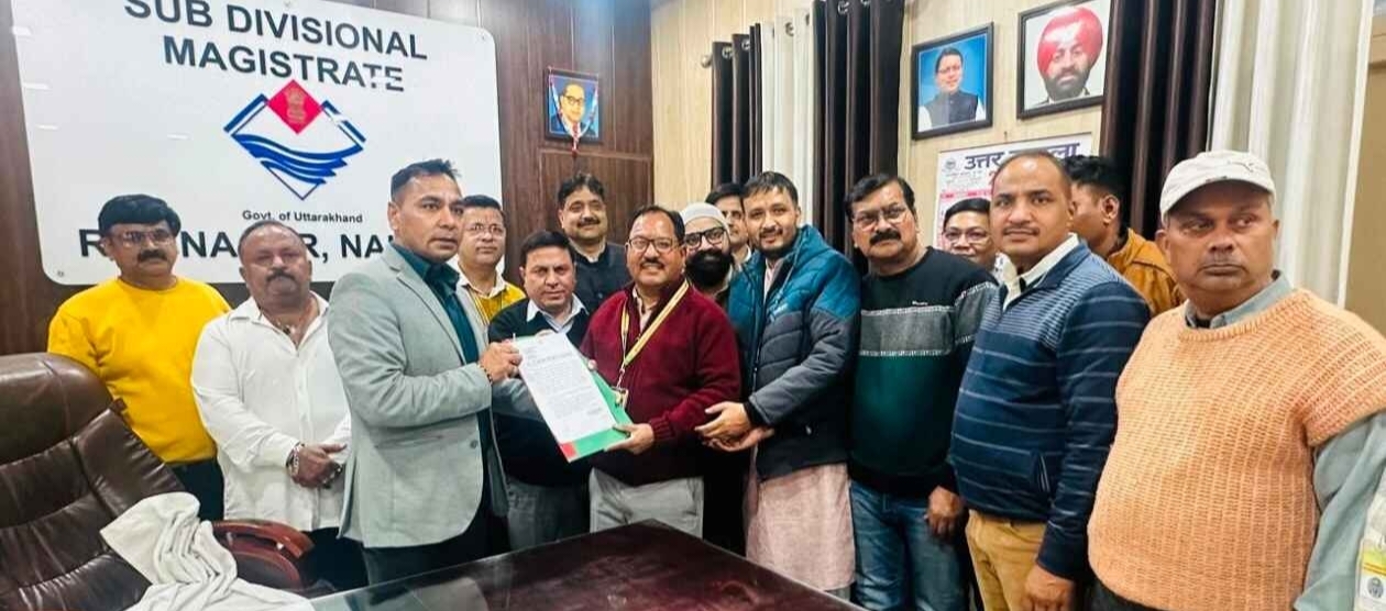 शिक्षा निदेशक नोटियाल पर हमले से नराज अधिकारियों व शिक्षकों ने एसडीएम को ज्ञापन सौंपा