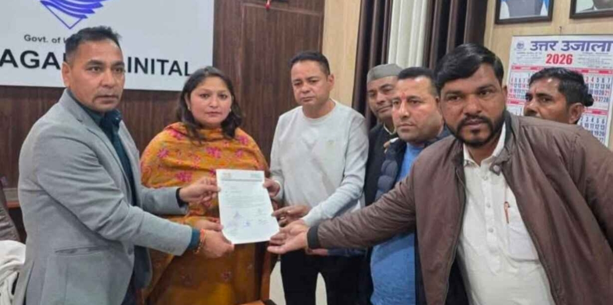 रामनगर।रामनगर के ग्राम पुछड़ी क्षेत्र में स्थित डम्पिंग जोन में नगर पालिका परिषद रामनगर द्वारा ग्राम शक्तिनगर पूछड़ी के आस-पास के 07-08 ग्रामों का कूड़ा डलवाना बन्द करने के कारण उक्त ग्रामों का कूड़ा सड़को पर इधर-उधर पड़ा रहने से चारों तरफ गंदगी हो रही है।इसी मामले को लेकर रामनगर ब्लॉक प्रमुख मंजू नेगी और ज्येष्ठ उप प्रमुख संजय नेगी के नेतृत्व में जनप्रतिनिधियों ने एसडीएम और नगर पालिका ईओ रामनगर को ज्ञापन सौंपा। दिए गए ज्ञापन में उन्होंने बताया कि पिछले लंबे समय से पुछड़ी में स्थित डम्पिंग जोन में कूड़ा वाहनों के द्वारा कूड़ा डाला जा रहा था।लेकिन कुछ दिनों से नगर पालिका प्रशासन ने कूड़ा वाहनों को कूड़ा डालने से मना कर दिया है जिससे ग्रामीण क्षेत्रों में चारों ओर कूड़ा हो रहा है।कूड़े से चारों ओर बदबू आ रही है।यह समस्या दिन प्रतिदिन विकराल रूप ले रही है, जिससे क्षेत्र में कई प्रकार की बीमारियों फैलने की आशका है। जिस कारण ग्रामीणों में आक्रोश व्याप्त है। जनहित में इस समस्या का समाधान होना बहुत जरूरी है।उन्होंने कहा कि पूर्व की भाँति ग्राम पुछड़ी में स्थित डम्पिंग जोन में आस- पास के ग्रामों का कूड़ा डलवाये जाने की अपील की गई है। वहीं एसडीएम ने नगर पालिका के अधिकारियों को फोन कर जल्द से जल्द समस्याओं का समाधान करने को कहा है। वहीं दूसरी ओर नगर पालिका ईओ आलोक उनियाल ने बताया कि यह जमीन वन विभाग से नगर पालिका ने लीज पर ली है।इस जमीन पर कूड़े डालने का अधिकार किसी और को नहीं है लेकिन फिर भी ग्राम पूछड़ी क्षेत्र के कूड़े का समाधान जल्द किया जाएगा।इस दौरान ब्लॉक प्रमुख मंजू नेगी, ज्येष्ठ उप प्रमुख संजय नेगी,ग्राम प्रधान संगठन रामनगर अध्यक्ष नवीन सती,ग्राम शक्तिनगर पूछड़ी क्षेत्र की प्रधान हज्जन नरगिस, प्रधान प्रतिनिधि हाजी शकील अहमद अंसारी,प्रधान सोनिया,प्रधान रचना रावत,प्रधान प्रकाश चंद्र मठपाल आदि मौजूद रहें।