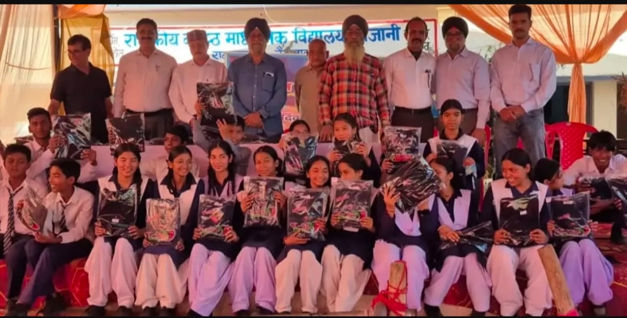 सराहनीय पहल-जनसेवा मंच के द्वारा गोजानी स्कूल मे स्वेटर वितरण किया गया